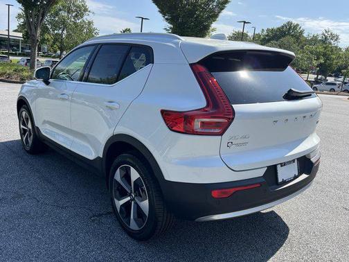 2025 Volvo XC40 B5 Core Bright Theme