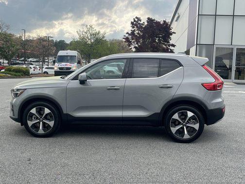 2025 Volvo XC40 B5 Plus Bright Theme