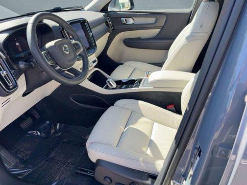 2023 Volvo XC40 B5 Plus Bright Theme