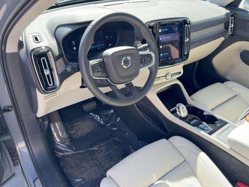 2023 Volvo XC40 B5 Plus Bright Theme