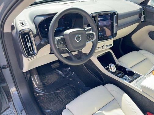 2023 Volvo XC40 B5 Plus Bright Theme