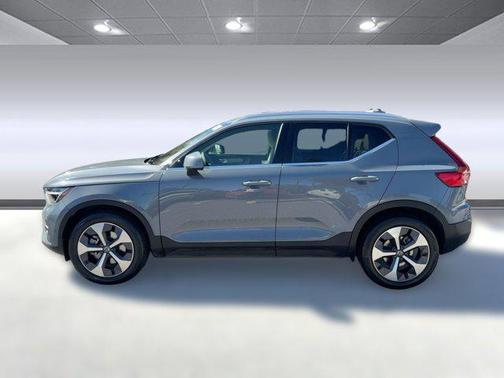 2023 Volvo XC40 B5 Plus Bright Theme