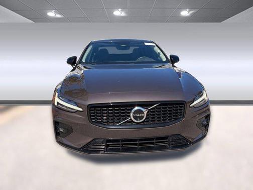 2024 Volvo S60 B5 Plus Dark Theme