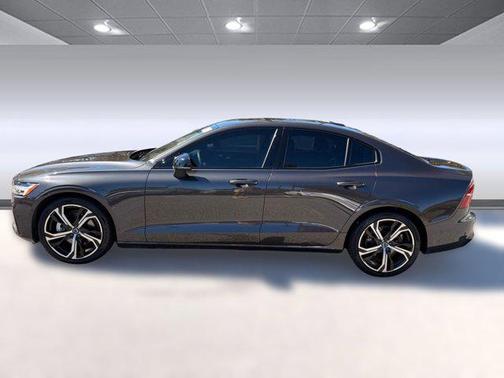 2024 Volvo S60 B5 Plus Dark Theme