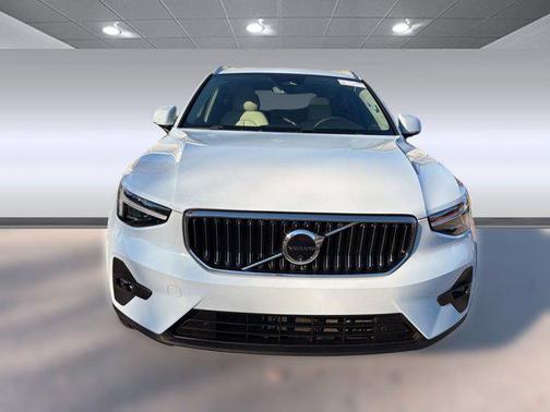2024 Volvo XC40 B5 Ultimate Bright Theme