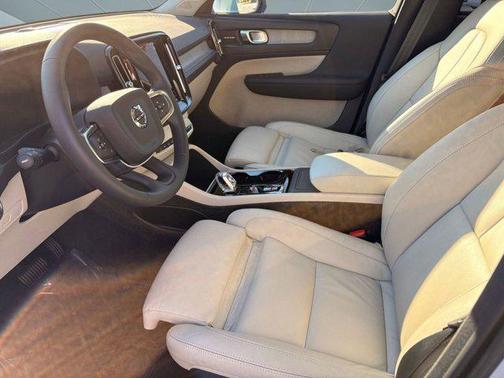 2024 Volvo XC40 B5 Ultimate Bright Theme