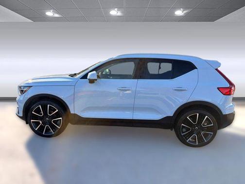 2024 Volvo XC40 B5 Ultimate Bright Theme