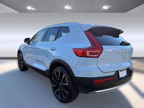 2024 Volvo XC40 B5 Ultimate Bright Theme