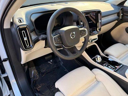 2024 Volvo XC40 B5 Ultimate Bright Theme