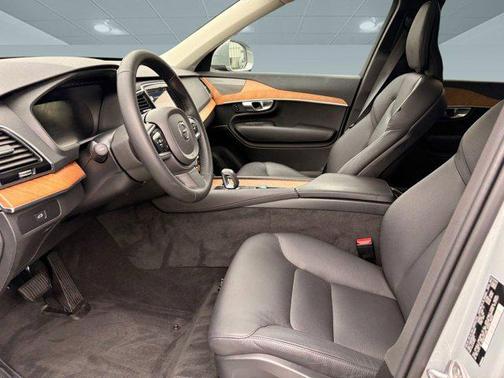 2024 Volvo XC90 B6 Plus Bright Theme 7-Seater