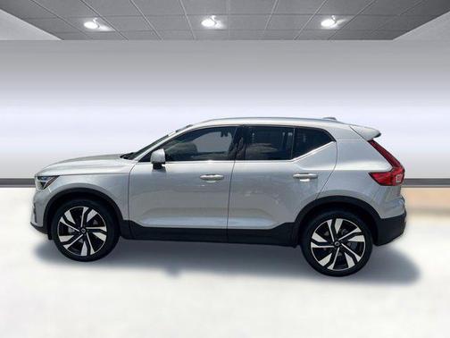 2023 Volvo XC40 B5 Plus Bright Theme