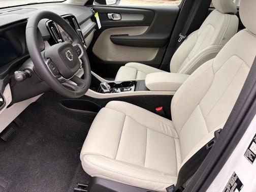 2026 Volvo XC40 B5 Plus