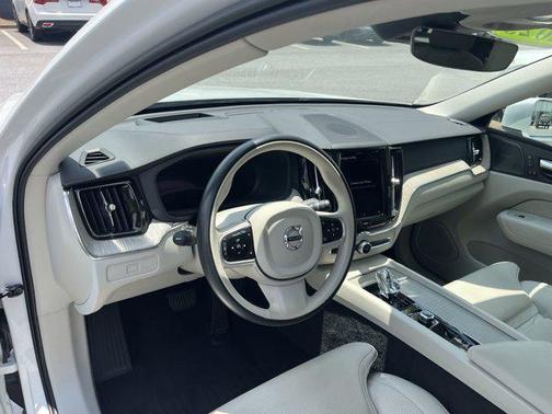 2023 Volvo XC60 B5 Ultimate Bright Theme