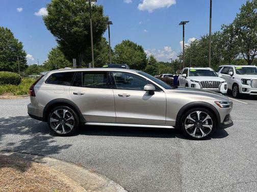 2025 Volvo V60 Cross Country B5 Ultra