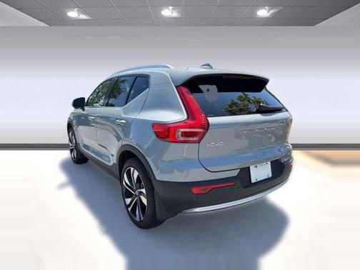 Vapor Grey Metallic 2024 Volvo XC40 B5 Plus Bright Theme