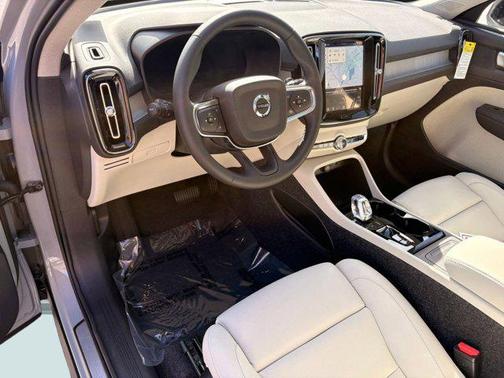 2026 Volvo XC40 B4 Plus