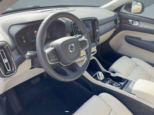 2023 Volvo XC40 B5 Plus Dark Theme