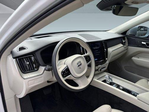 2023 Volvo XC60 B5 Ultimate Bright Theme