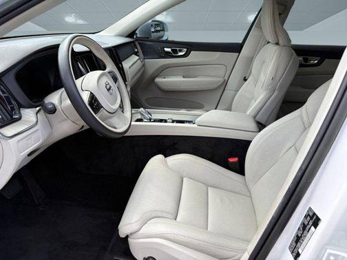 2023 Volvo XC60 B5 Ultimate Bright Theme