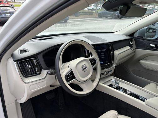 2023 Volvo XC60 B5 Ultimate Bright Theme