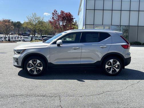 2025 Volvo XC40 B5 Plus Bright Theme
