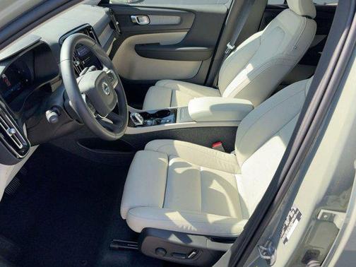 2023 Volvo XC40 B5 Plus Bright Theme