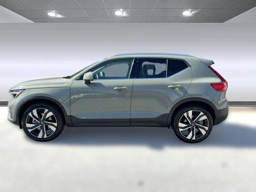 2023 Volvo XC40 B5 Plus Bright Theme