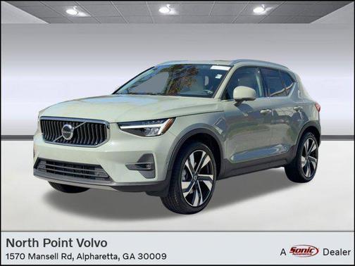 2023 Volvo XC40 B5 Plus Bright Theme