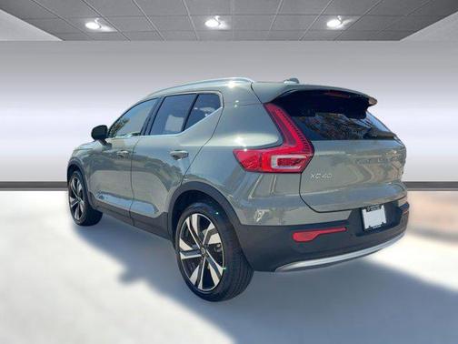 2023 Volvo XC40 B5 Plus Bright Theme