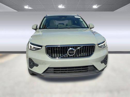 2023 Volvo XC40 B5 Plus Bright Theme