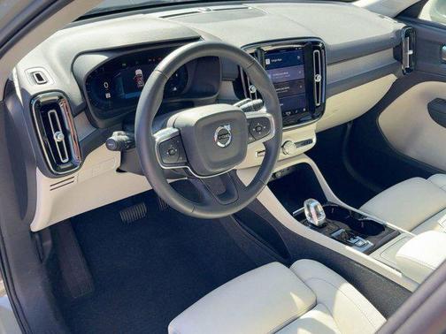 2023 Volvo XC40 B5 Plus Bright Theme