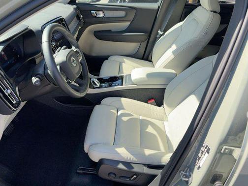 2023 Volvo XC40 B5 Plus Bright Theme