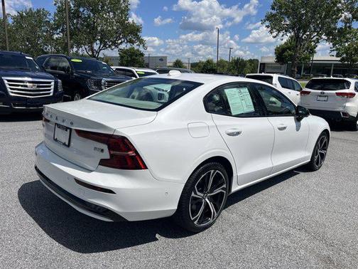 2024 Volvo S60 B5 Plus Dark Theme
