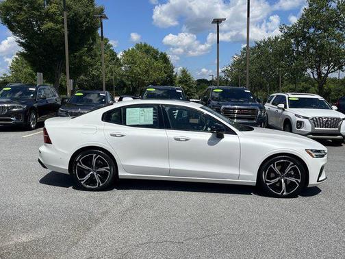 2024 Volvo S60 B5 Plus Dark Theme