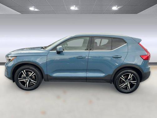 2025 Volvo XC40 B5 Core Bright Theme