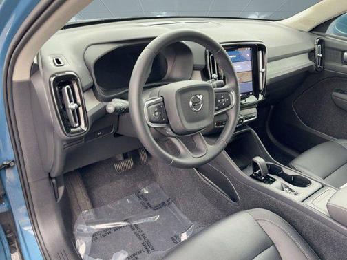 2025 Volvo XC40 B5 Core Bright Theme