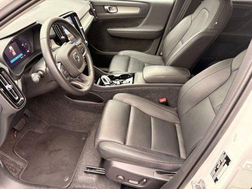 2025 Volvo XC40 B5 Plus Dark Theme