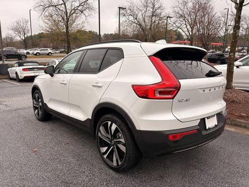 2025 Volvo XC40 B5 Plus Dark Theme