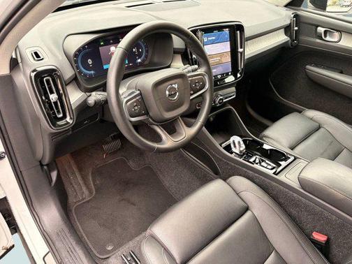 2025 Volvo XC40 B5 Plus Dark Theme