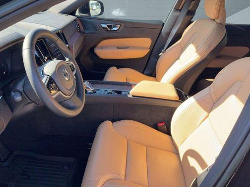 2023 Volvo XC60 B5 Ultimate Bright Theme