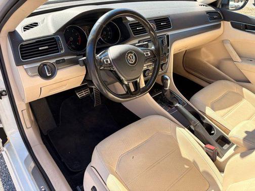 2017 Volkswagen Passat 1.8T R-Line w/Comfort