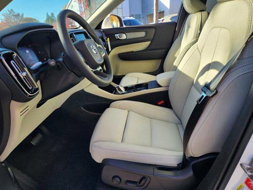 2025 Volvo XC40 B5 Plus Bright Theme