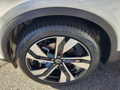 2025 Volvo XC40 B5 Plus Bright Theme