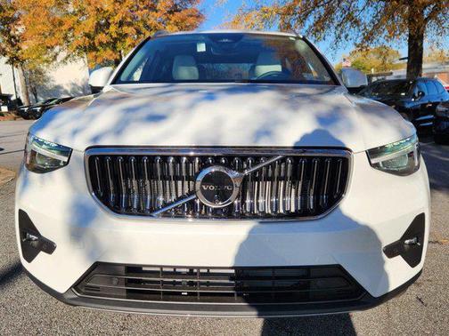 2025 Volvo XC40 B5 Plus Bright Theme