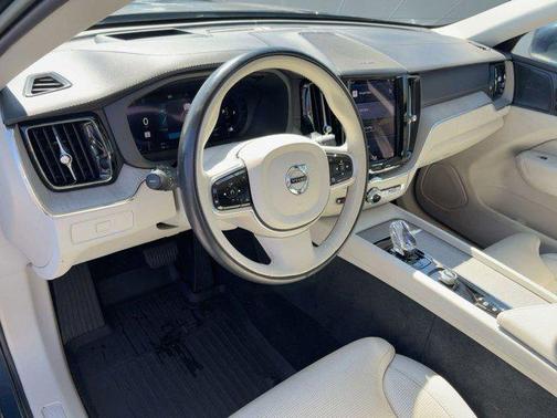 2023 Volvo XC60 B5 Ultimate Bright Theme