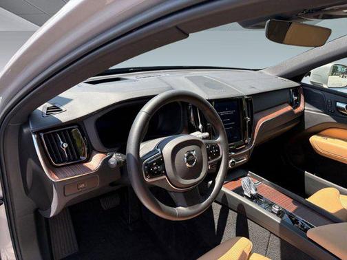 2023 Volvo XC60 B5 Ultimate Bright Theme