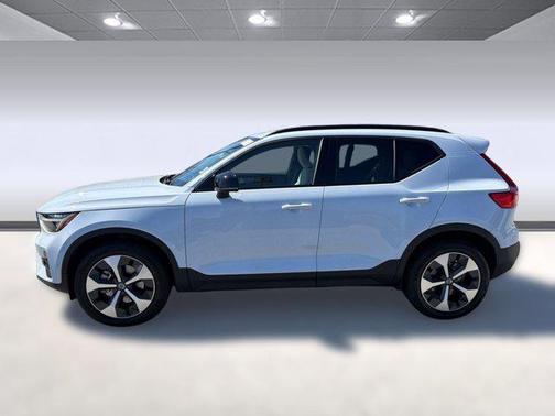2024 Volvo XC40 B5 Plus Dark Theme