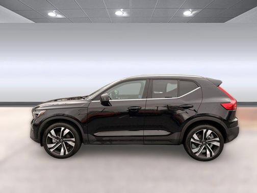 2024 Volvo XC40 B5 Plus Bright Theme