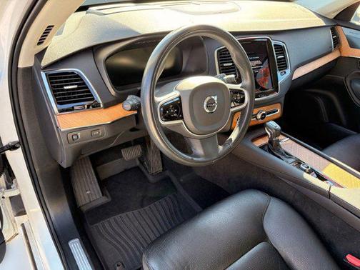 2022 Volvo XC90 T6 Momentum