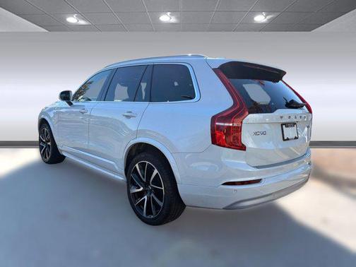 2022 Volvo XC90 T6 Momentum